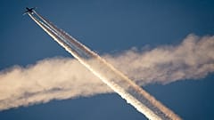 Ein Flugzeug kreuzt die Kondensstreifen eines anderen Flugzeugs über Frankfurt. Die Erforschung von Technologien zur Bekämpfung des Klimawandels bleibt umstritten