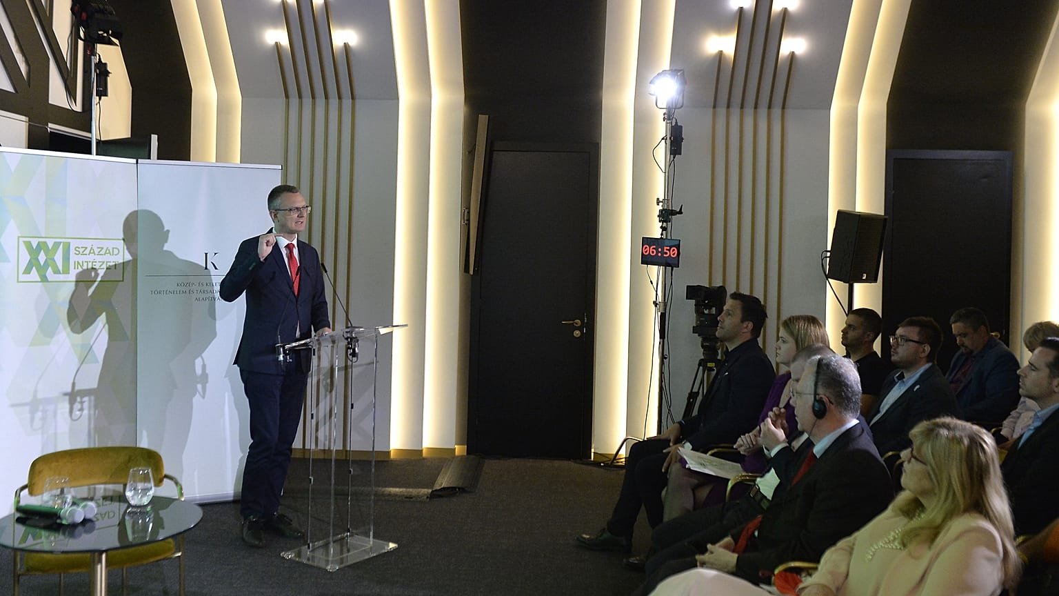 a XXI. Század Intézet Digitális trendek című konferenciáján a budapesti Kertész Imre Intézetben 2023. június 1-jén.áció)