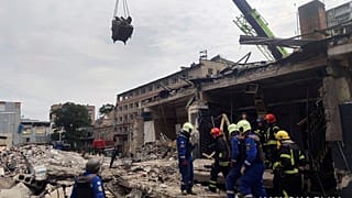 Mentőalakulatok romokat takarítanak az orosz rakétatámadás következtében megsemmisült kramatorszki étterem közelében 2023. június 28-án.