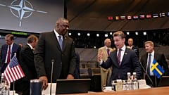 Lloyd Austin amerikai és Pal Jonson svéd védelmi miniszter a NATO központban, 2023. június 16.-án