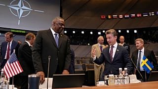 Lloyd Austin amerikai és Pal Jonson svéd védelmi miniszter a NATO központban, 2023. június 16.-án