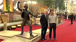 Harrison Ford, imortalizado como Indiana Jones, con el autor de la estatua, el escultor Fred Tucker