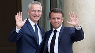 Jens Stoltenberg y Emmanuel Macron posan ante el Palacio del Elíseo
