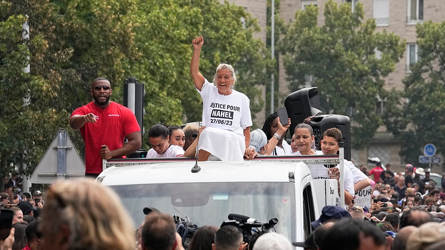 La mère de Nahel, en tête de la marche blanche à Nanterre (29/06/23)