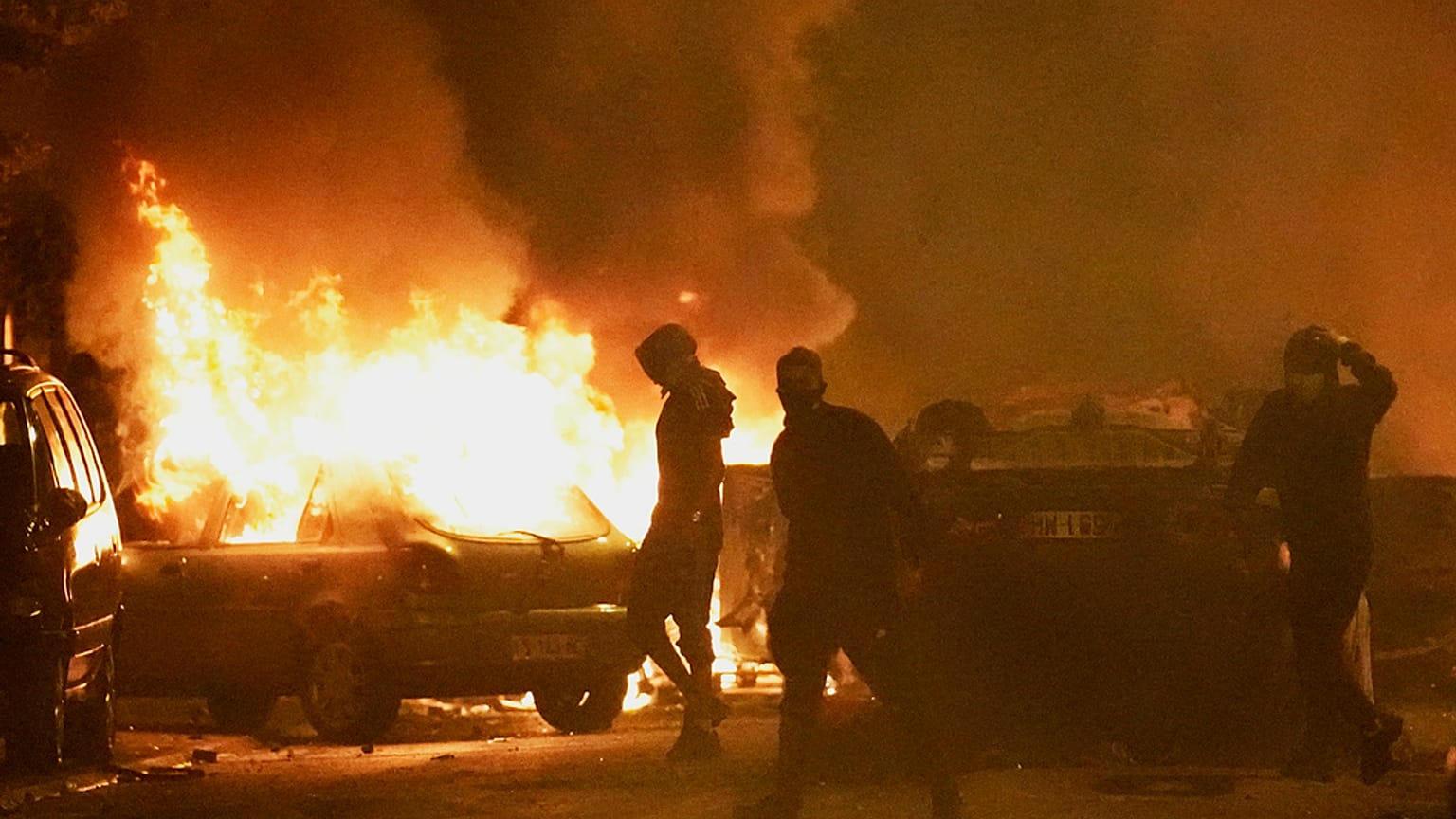 Paris'te 17 yaşında bir gencin polis tarafından öldürülmesi sonrası patlak veren protestolar ikinci gününde de devam etti