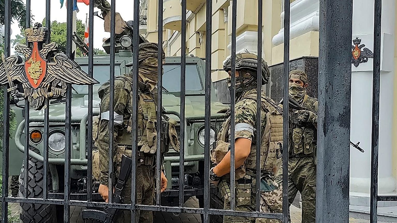 Militares de Wagner vigilan el cuartel general del Distrito Militar Sur en Rostov del Don, Rusia, el 24 de junio de 2023