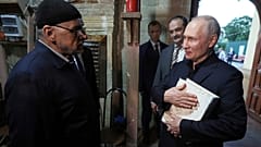Putin beim Besuch der Dschuma-Moschee in Derbent