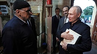Putin beim Besuch der Dschuma-Moschee in Derbent