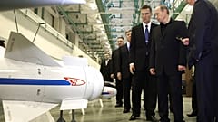 Putyin egy korábbi hangárlátogatáson - archív illusztráció
