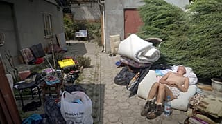 Жители Херсона спасают имущество после затопления
