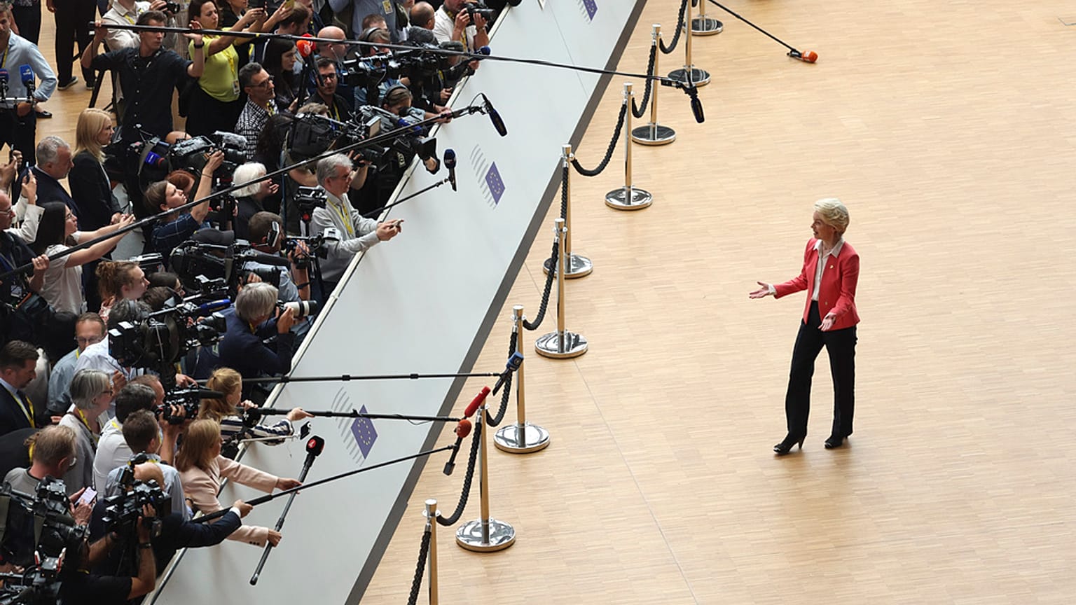 Ursula von der Leyen, az Európai Bizottság elnöke az EU-csúcstalálkozóra érkezik 2023. június 29-én, csütörtökön.