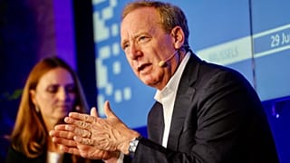 Brad Smith, a Microsoft elnöke a mesterséges intelligencia virágzását akarja, de emberi felügyelet mellett.