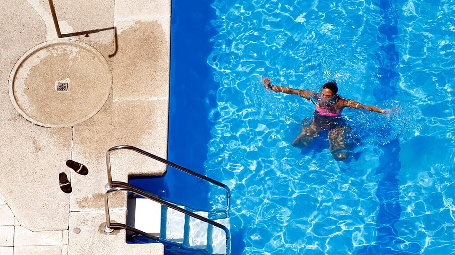 Une nageuse dans une piscine à Madrid, Espagne,  7 juillet 2015