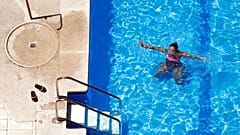 Une nageuse dans une piscine à Madrid, Espagne,  7 juillet 2015