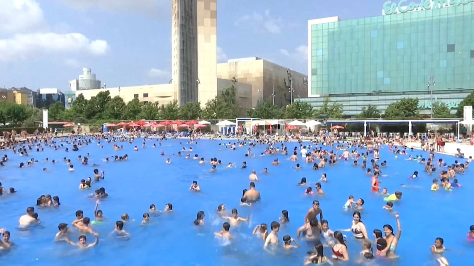Öffentliches Freibad in Katalonien, Spanien 