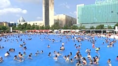 Öffentliches Freibad in Katalonien, Spanien 