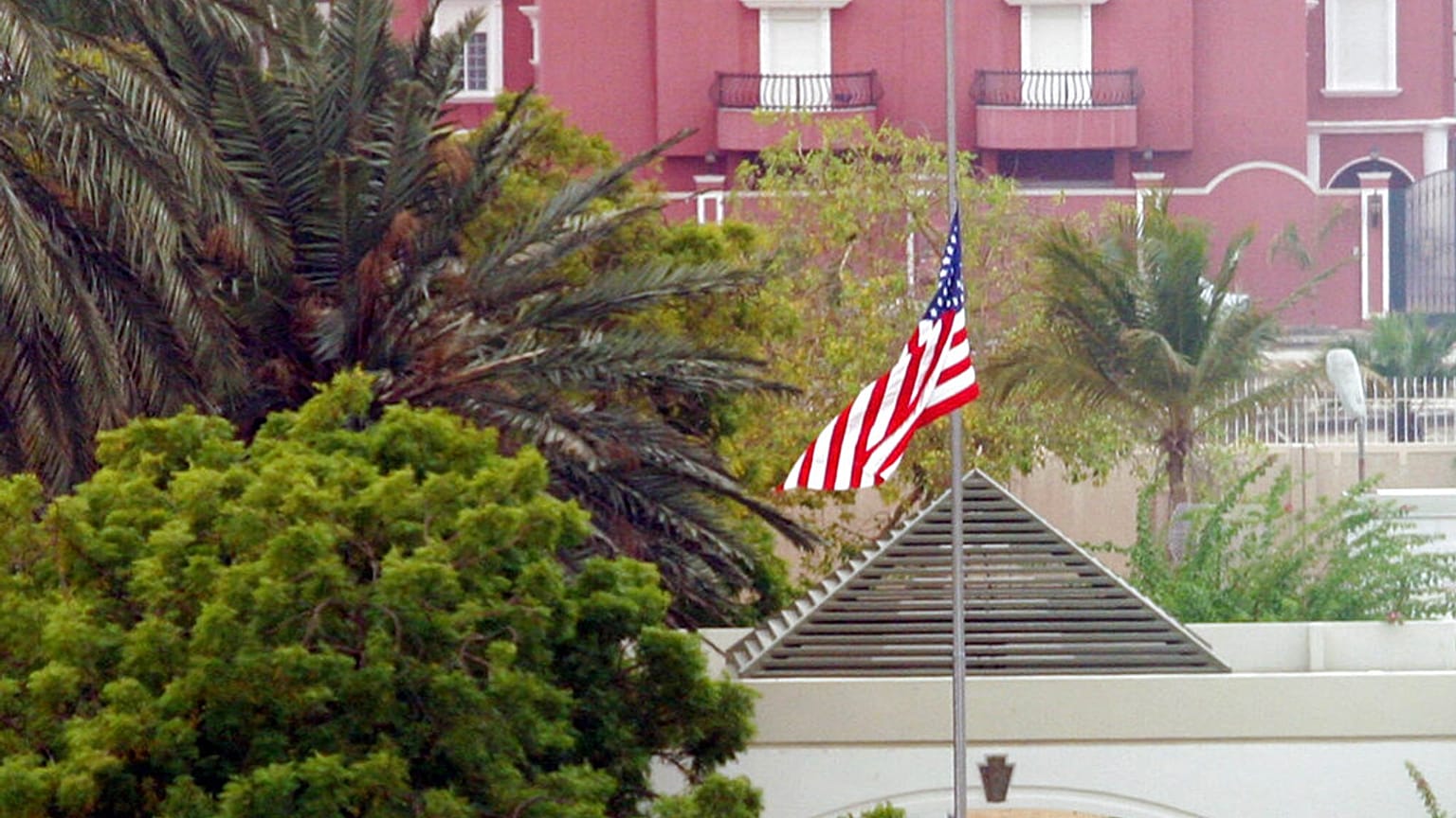 Archív, 2004-es fotó az amerikai konzulátus épületéről Dzsiddában, amikor terrortámadás érte az épületet