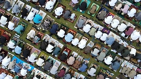  Молитва Ид аль-Адха в поле у мечети Байтуррахман - Ачех, остров Суматра / Индонезия.