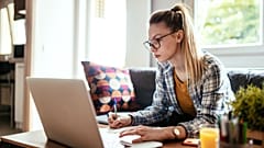 Generative KI wird voraussichtlich fast 80 % der Arbeitsplätze von Frauen gefährden