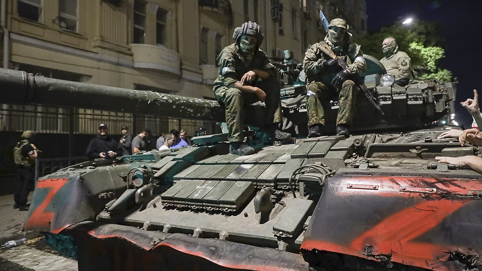 Membros do grupo paramilitar Wagner sentados em cima de um tanque numa rua em Rostov-on-Don, Rússia, 24 de junho de 2023. 
