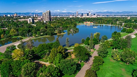 Новое исследование показало, что жизнь вблизи зеленых насаждений может сделать вас биологически моложе.