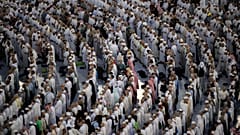 الخحاح يؤدون الصلاة في مكة المكرمة 