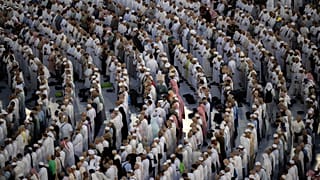 الخحاح يؤدون الصلاة في مكة المكرمة 