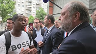 فرنسي من أصل إفريقي يتحدث مع وزير العدل الفرنسي إيريك دوبون موريتي. باريس- فرنسا. 2023/06/29