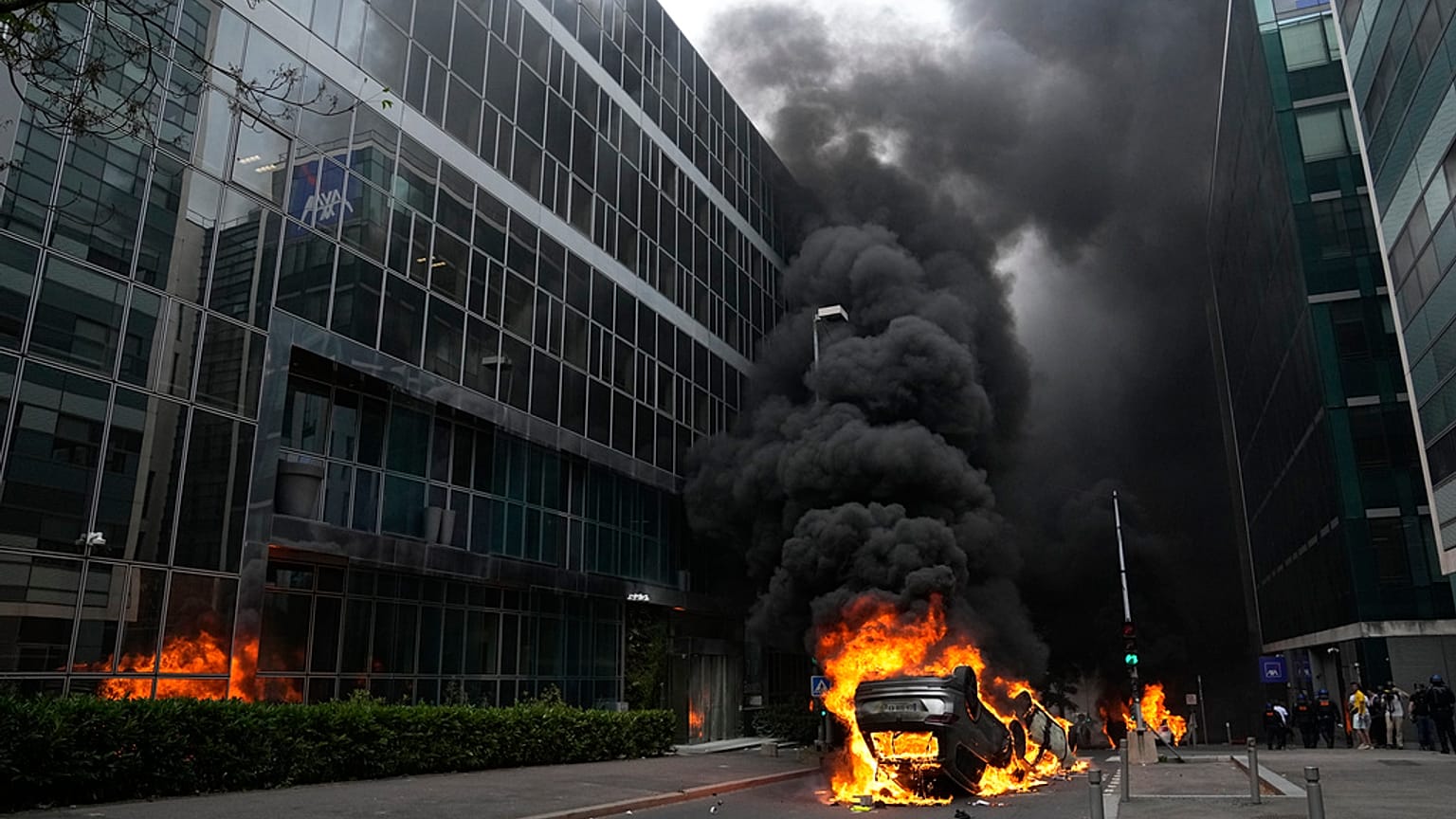 Polis vurduğu gencin ölmesinin ardından şiddetli protestolar düzenlendi