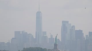 حرائق كندا تغطي تمثال الحرية بالضباب