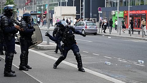 Un officier de police se prépare à envoyer une bombe lacrymogène, le 29 juin 2023 à Nanterre, près de Paris.