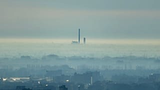 Contaminación en el cielo de Milán, Italia