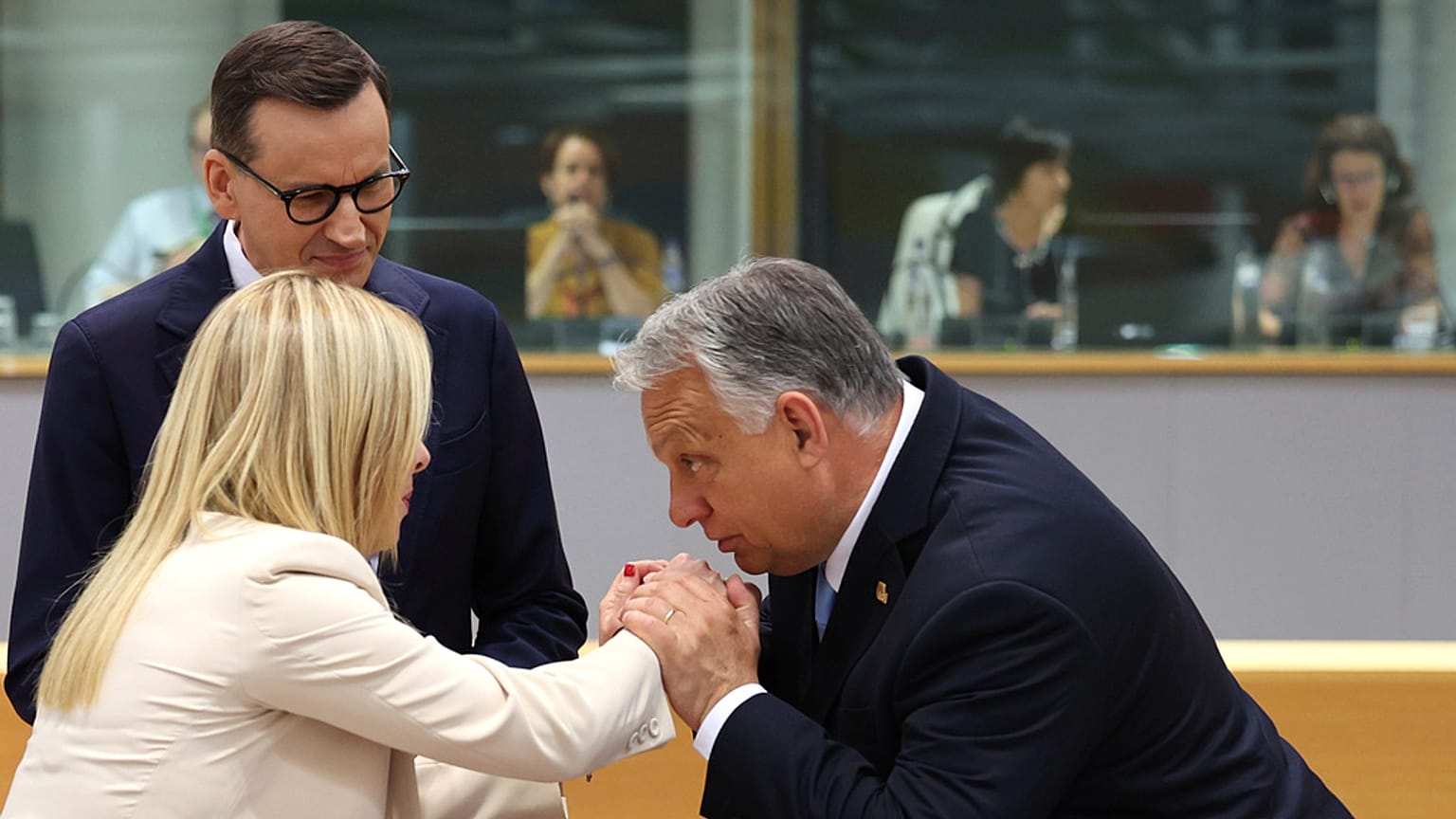 Le Premier ministre hongrois Viktor Orban s'entretient avec la Première ministre italienne Giorgia Meloni, et le Premier ministre polonais Mateusz Morawiecki à Bruxelles