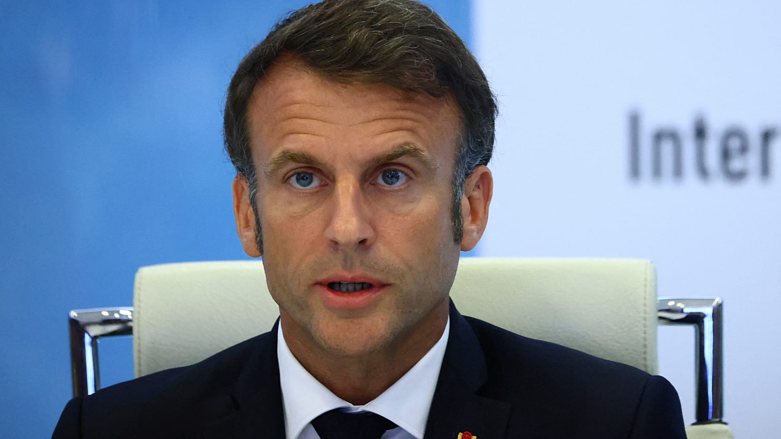 Emmanuel Macron bejelntést tesz a krízisbizottság ülése után