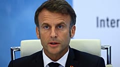 Emmanuel Macron bejelntést tesz a krízisbizottság ülése után