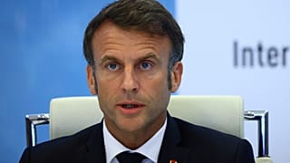 Emmanuel Macron bejelntést tesz a krízisbizottság ülése után