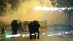 Des policiers anti-émeutes patrouillent dans une rue lors de la troisième nuit de manifestations, 30 juin 2023.