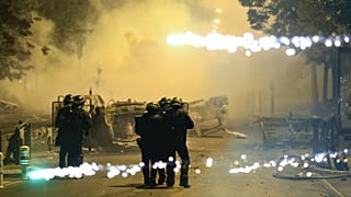 Des policiers anti-émeutes patrouillent dans une rue lors de la troisième nuit de manifestations, 30 juin 2023.