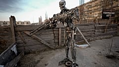 A mariupoli vérengzésre emlékező installáció Kijevben