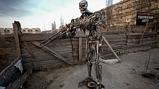 A mariupoli vérengzésre emlékező installáció Kijevben
