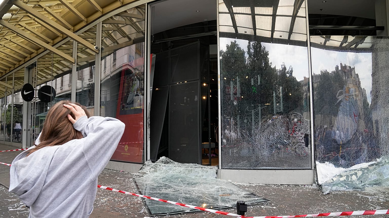 Terza notte di violenze in Francia