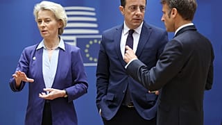 Νίκος Χριστοδουλίδης με Ούρσουλα φον ντερ Λάιεν και Εμανουέλ Μακρόν
