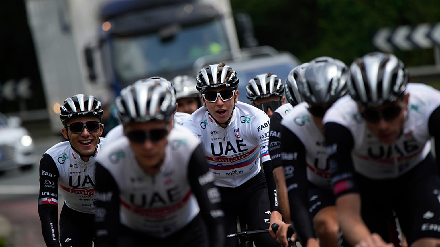 Le Slovène Tadej Pogacar, au centre, discute avec le Polonais Rafal Majka, à gauche, lors d'une séance d'entraînement à Bilbao, en Espagne, le 30 juin 2023.
