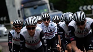 Le Slovène Tadej Pogacar, au centre, discute avec le Polonais Rafal Majka, à gauche, lors d'une séance d'entraînement à Bilbao, en Espagne, le 30 juin 2023.