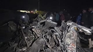 Kaza yerinde bulunan araçların enkazları 