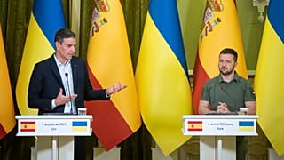 Le Premier ministre espagnol Pedro Sanchez et le président ukrainien Volodymyr Zelensky, à Kyiv, en Ukraine, samedi 1er juillet 2023..