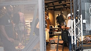 محققو الشرطة يعملون في متجر رياضي متضرر ومنهوب بعد ليلة ثالثة من الاضطرابات في باريس. 2023/06/30