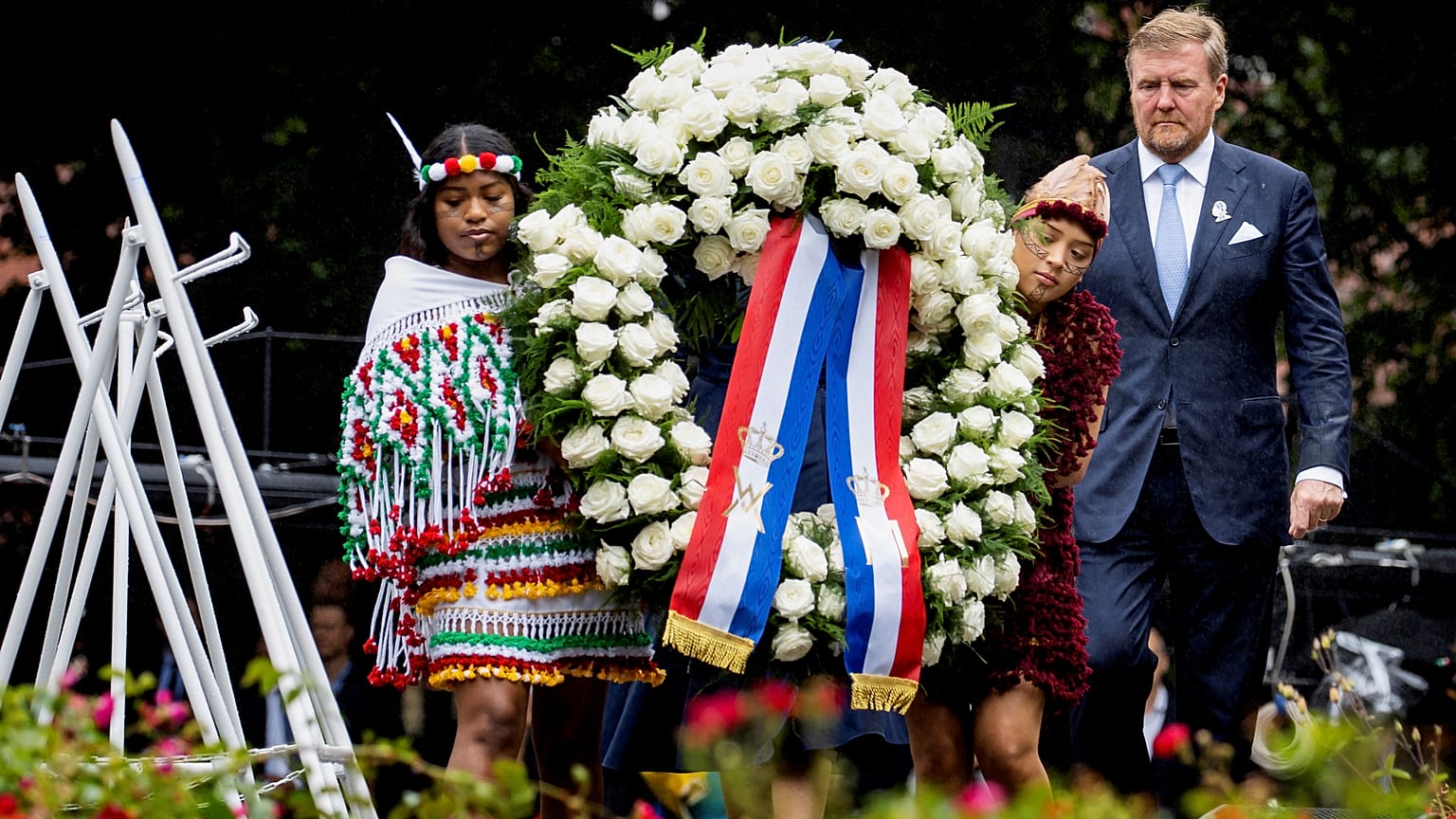 Le roi des Pays-Bas Willem-Alexander dépose une gerbe au monument de l'esclavage, à Amsterdam, aux Pays-Bas, samedi 1er juillet 2023.