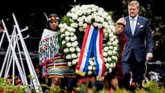 Le roi des Pays-Bas Willem-Alexander dépose une gerbe au monument de l'esclavage, à Amsterdam, aux Pays-Bas, samedi 1er juillet 2023.