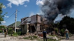 Nach einem russischen Angriff auf die strategisch wichtige Stadt Kherson begutachten Soldaten den Schaden.